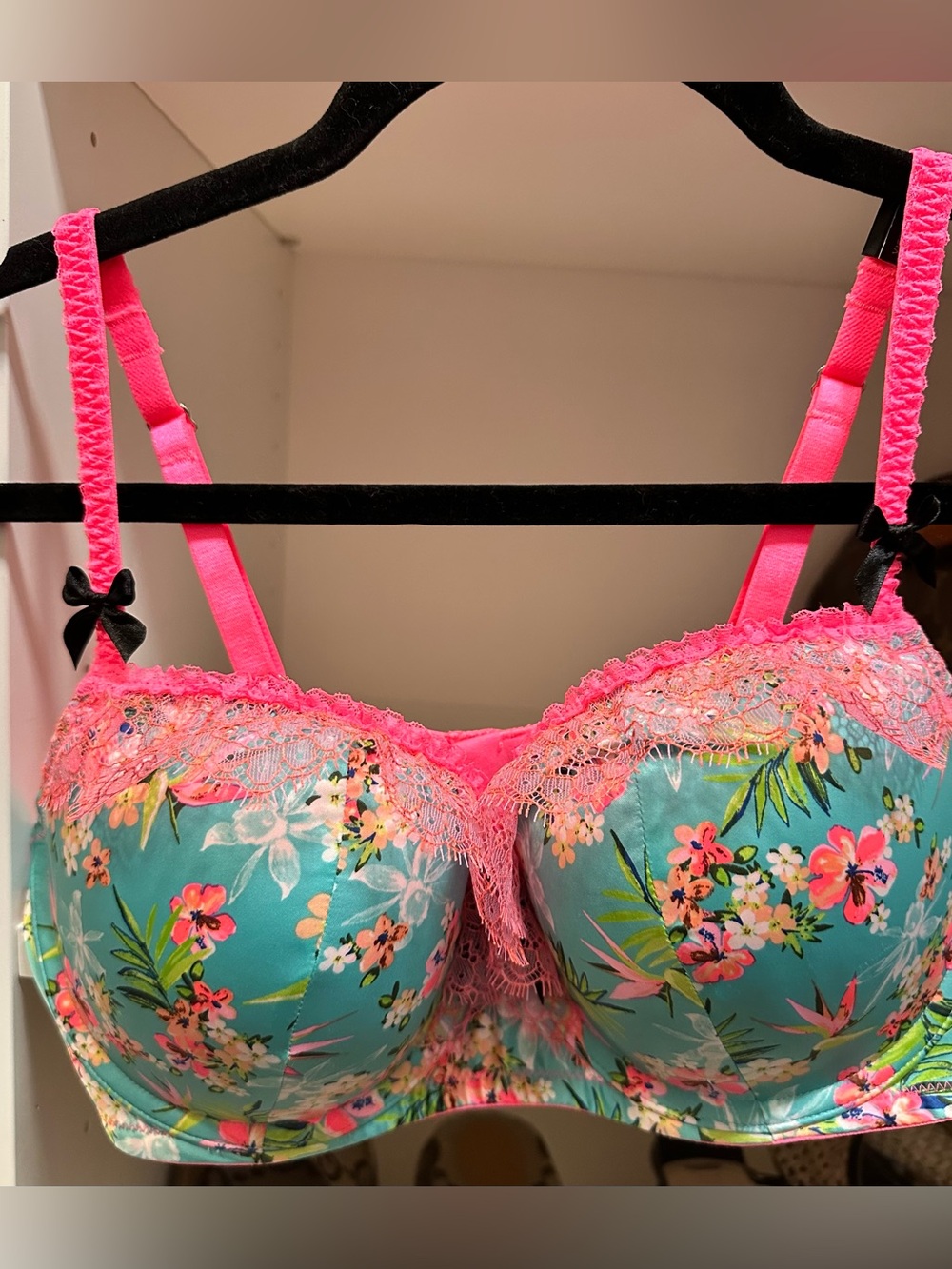 NWT RARE Victoria’s Secret Floral Nea with Lace and Bow detail size 36D